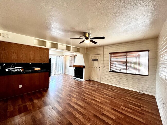 Building Photo - Charming 2 Bedroom Townhome with Private 2...