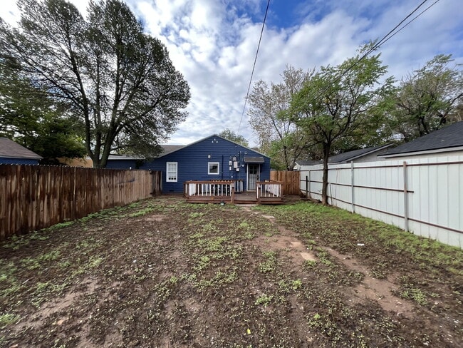 Building Photo - 2 Bed, Charm and All Bills Paid!