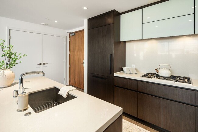 Building Photo - 2Bd/1.75Ba Bellevue Condo