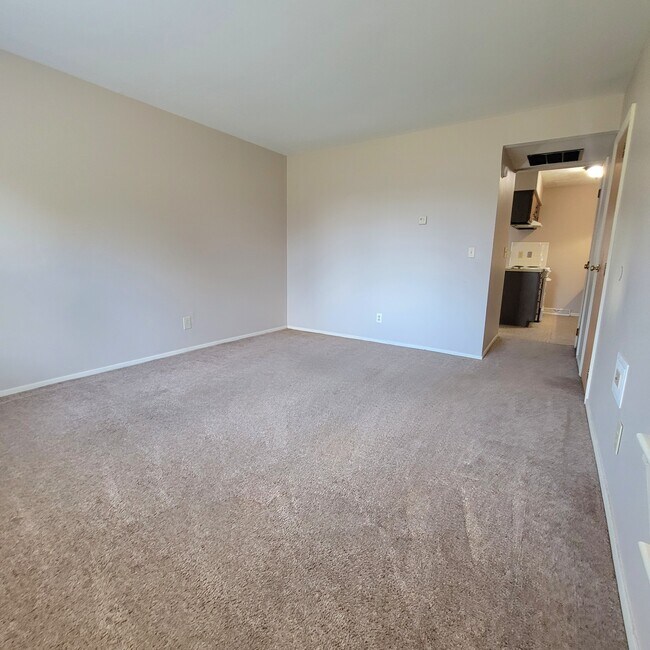 Building Photo - 1359 Chippewa Dr