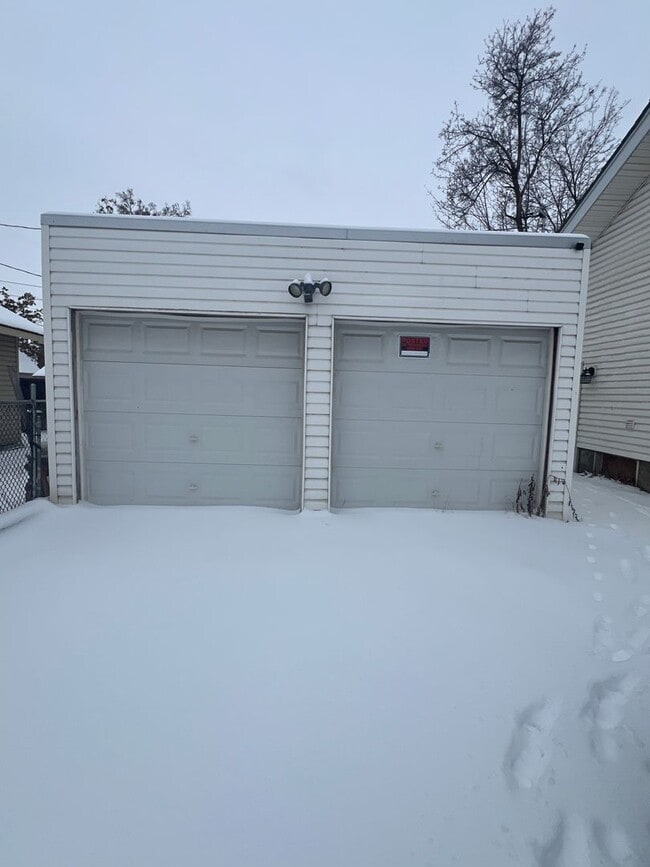 Building Photo - Non-Refundable & Security Deposit Total: $1400.00