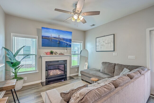 Building Photo - Spacious End-Unit Townhome with Modern Com...