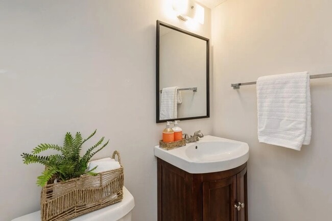 Building Photo - 104 Country Club Dr