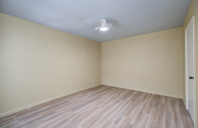 Primary Photo - 9000 Bissonnet St