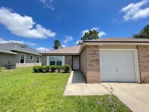 Building Photo - Comfortable 3-Bedroom Home with Garage – L...