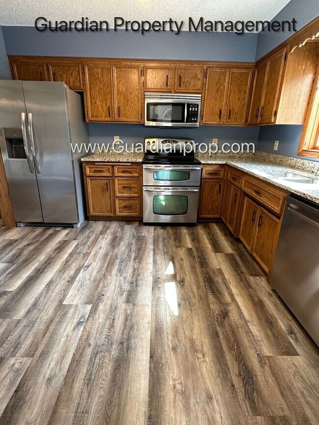 Building Photo - Eden Prairie Single Family Home, 2 Car Garage, Large Fenced Back Yard, September/October Move in