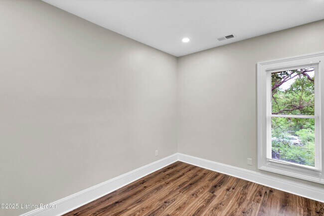 Building Photo - 1426 S Brook St