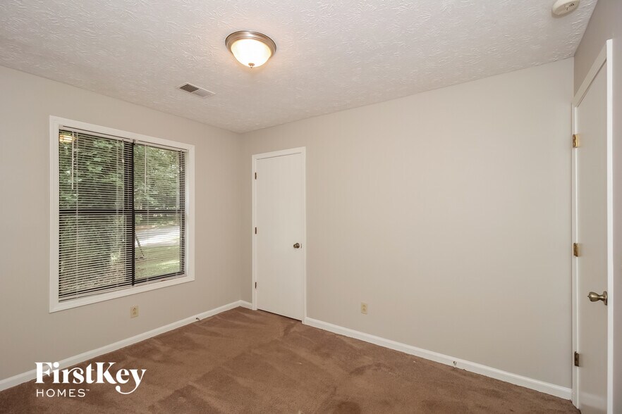 Building Photo - 1049 Rolling Green Dr