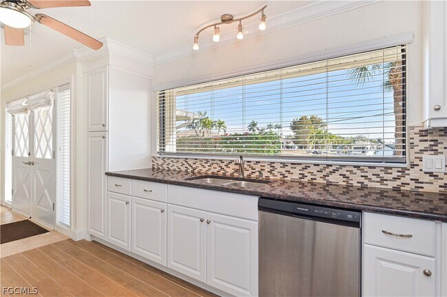 Building Photo - 711 Monterey Ave