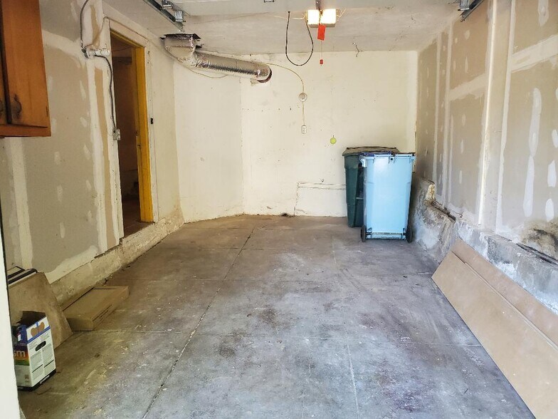 Garage - 547 Santa Clara Ave