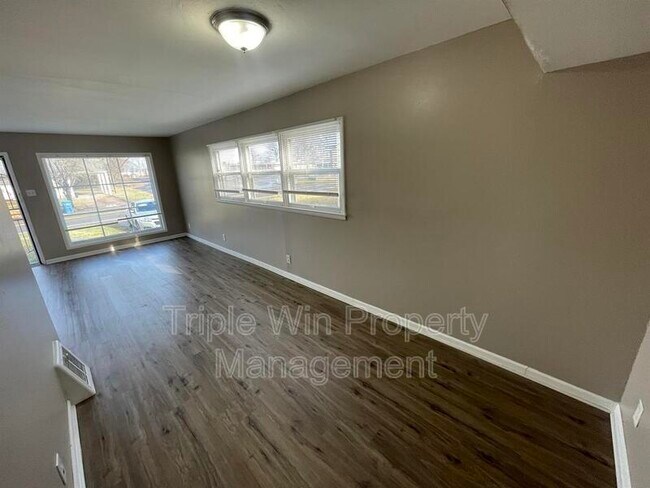 Building Photo - 360 Shepley Dr