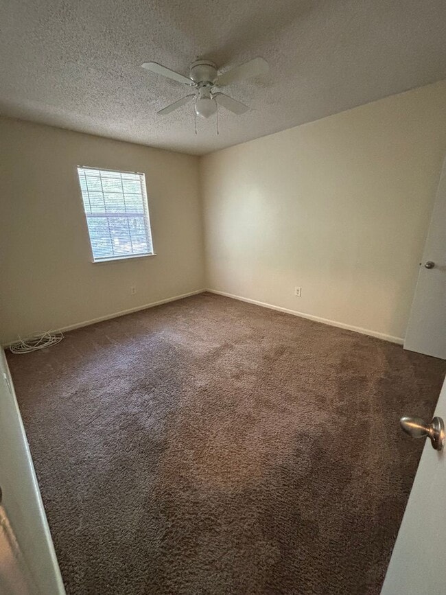 Building Photo - RG-139 Valencia Dr.