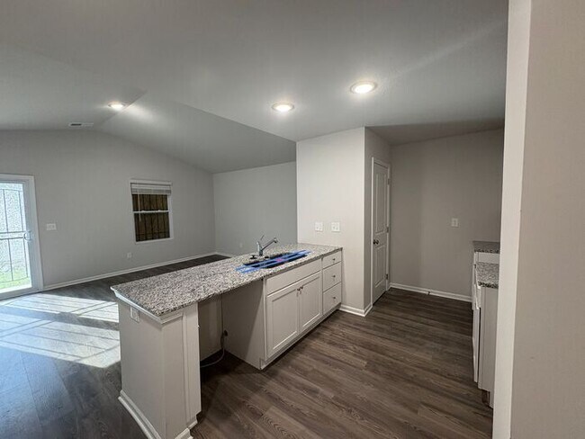 Building Photo - Charming 4-Bedroom Home with Spacious Livi...