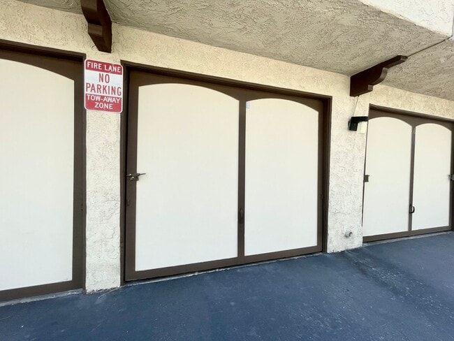 Building Photo - Charming 2 Bedroom 1.5 Bathroom Townhome w...