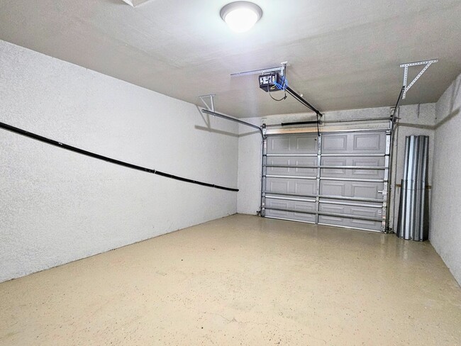 Building Photo - Like New  3 bedroom, 2bath 1 car garage