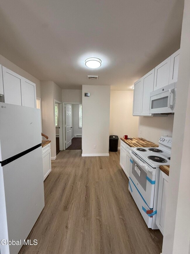 Building Photo - 474 3rd St