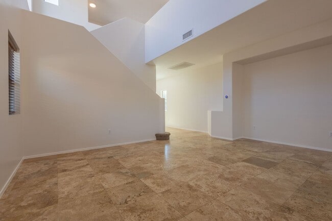 Building Photo - 4 Bedroom 3 Bathroom