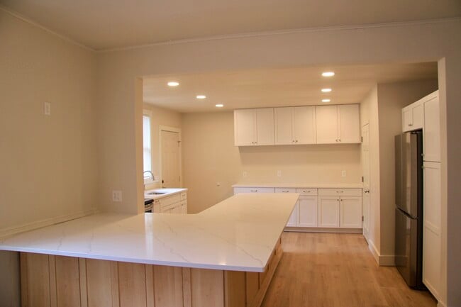 Kitchen - 405 E Washington Ave