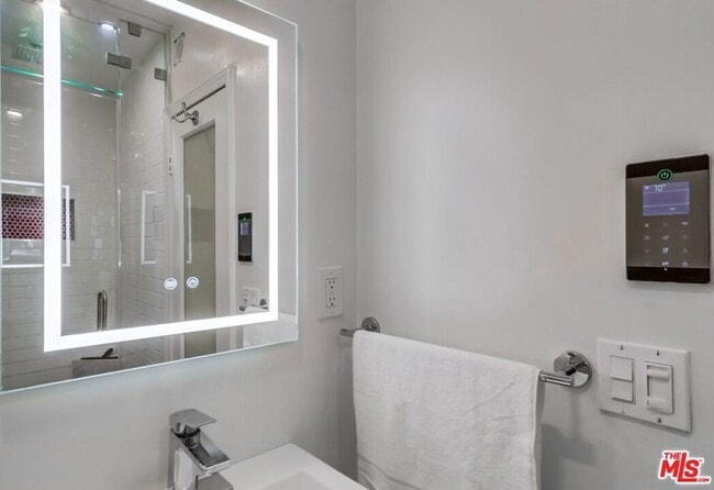 Building Photo - 1275 Havenhurst Dr