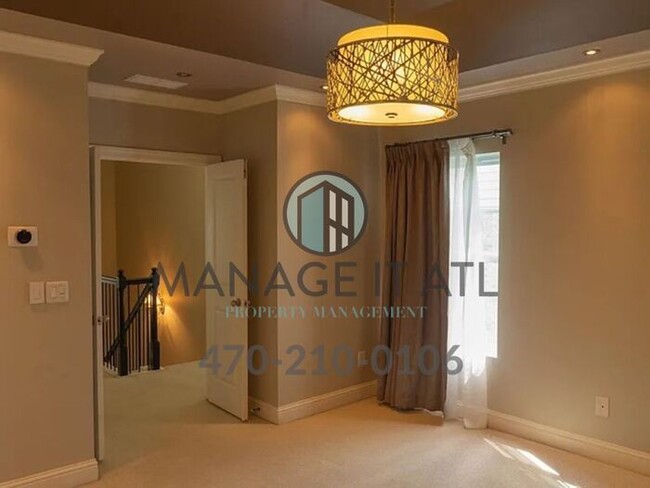 Building Photo - Modern 3 Bedroom Townhome in Peachtree Cor...