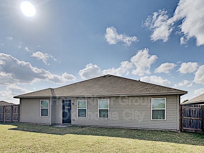 Building Photo - 2416 Canyon Creek Dr