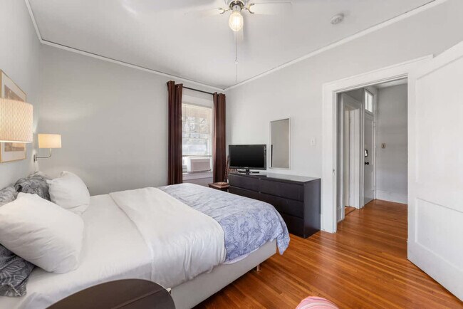 Building Photo - 536 Hawthorne Ln