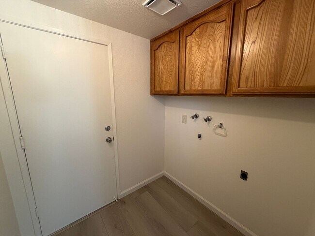 Building Photo - 872 Shellwood Way