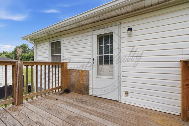 Building Photo - Two Bedroom Duplex in Hermitage with Back Deck!