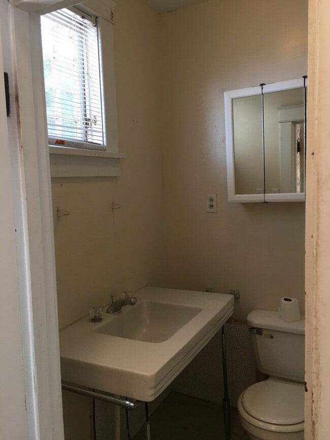 Building Photo - 1 Bedroom Apartment Downtown - Parking & ALL UTILITIES INCLUDED!