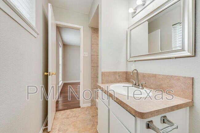 Building Photo - 305 Live Oak Dr