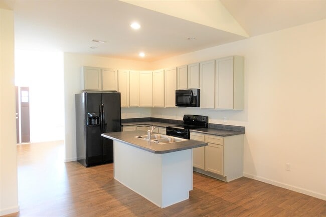 Building Photo - 176 Bur Oak Dr