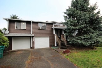 Building Photo - Beautiful 3 Bedroom Tri-Level Home In Federal Way!