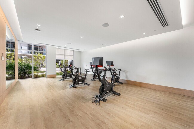 Building Photo - 220 Lake Shore Dr