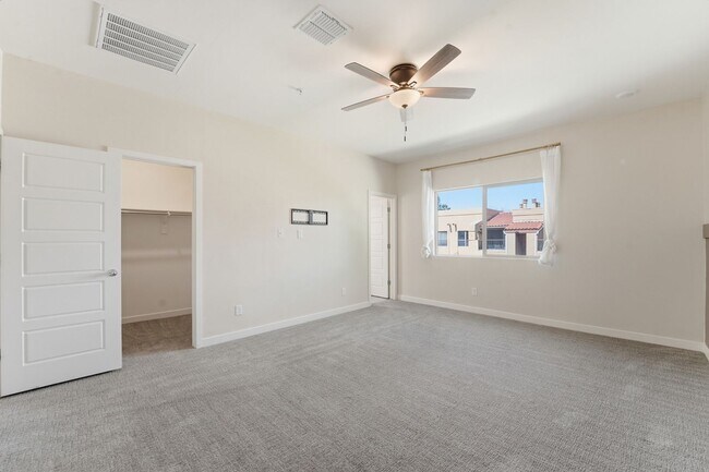 Building Photo - Stylish 2-bedroom, 2.5 bathroom townhouse in a desirable Phoenix location!