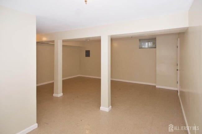 Building Photo - 202 Hidden Village Dr