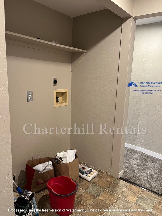 Building Photo - Move in special! Charming, updated home in...