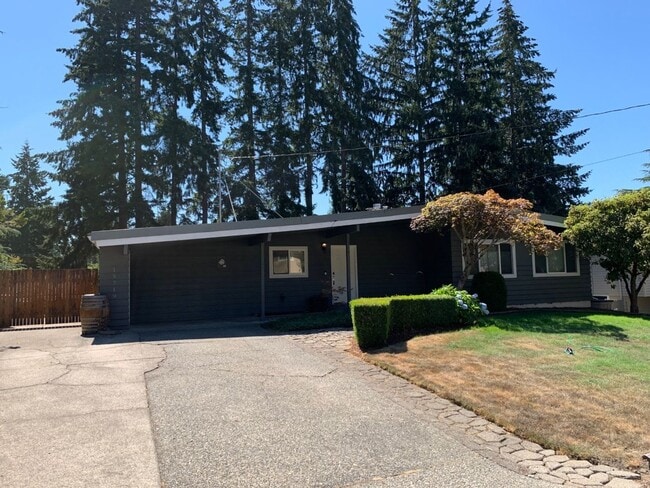 Building Photo - Beautiful and spacious 3 bed + office area...