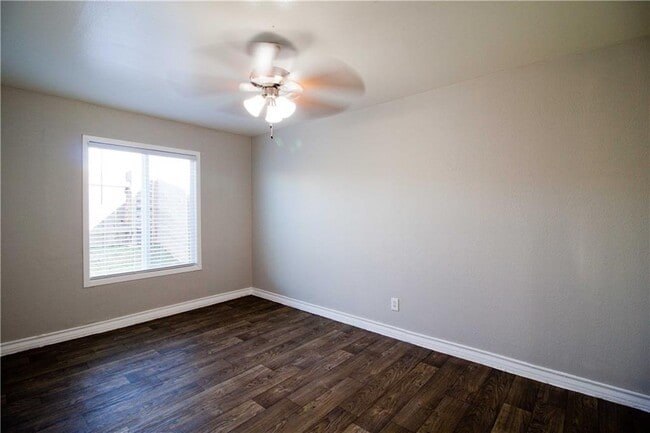 Building Photo - 2506 Manor Cir