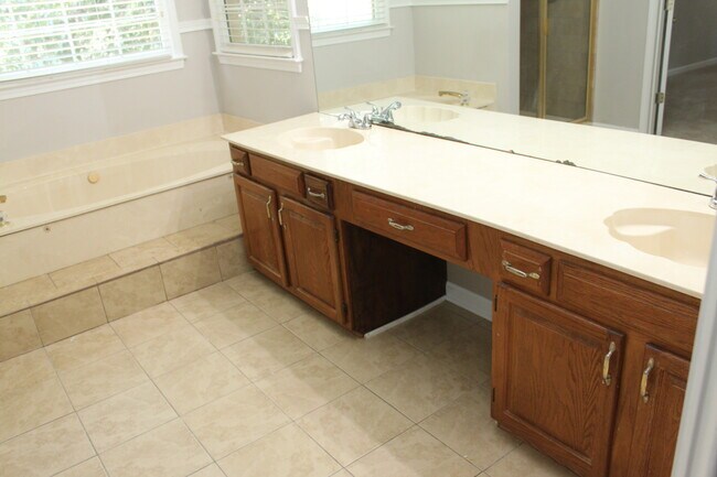 Building Photo - 4926 Benthaven Ln