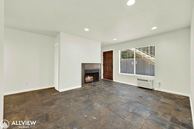 Building Photo - Golden Hill Gem: 2BR/1BA with Fireplace & ...