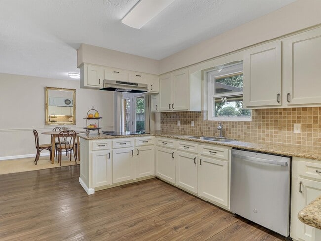 Building Photo - 805 Bluebonnet Ln