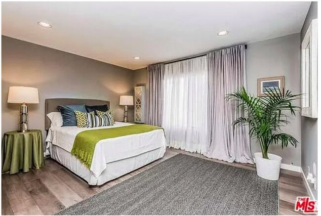 Main bedroom - 1606 S Barrington Ave