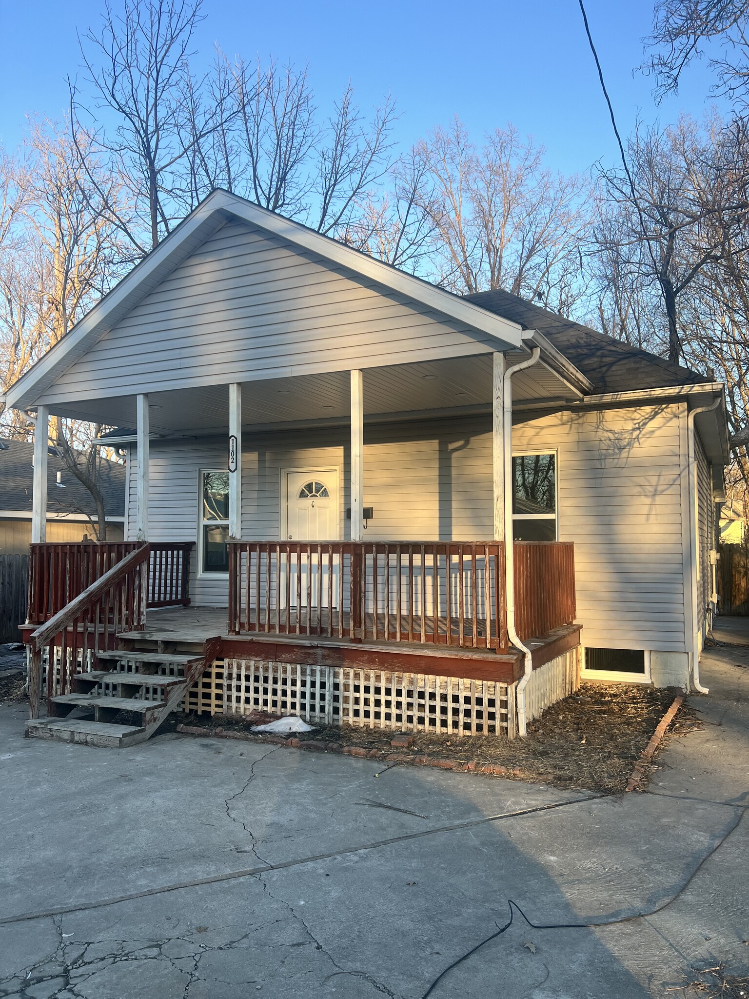 House front right - 1102 Range Line St