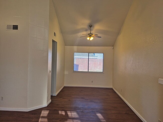 Building Photo - 3 bedroom 2.5 bath home