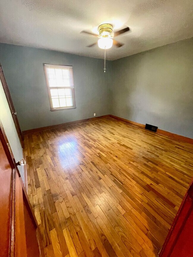 Building Photo - Very Unique 5 Bedroom Home on Large Lot