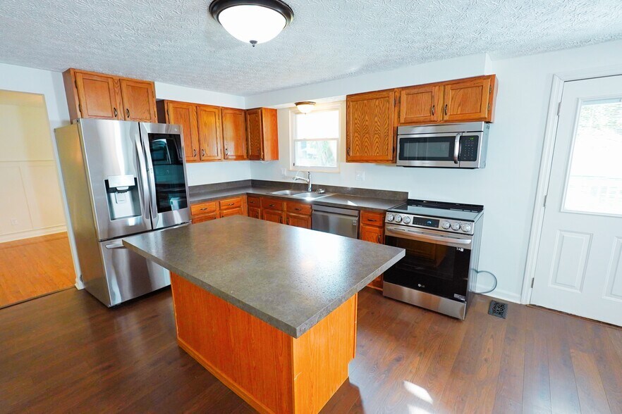 Building Photo - 8711 Blessing Dr