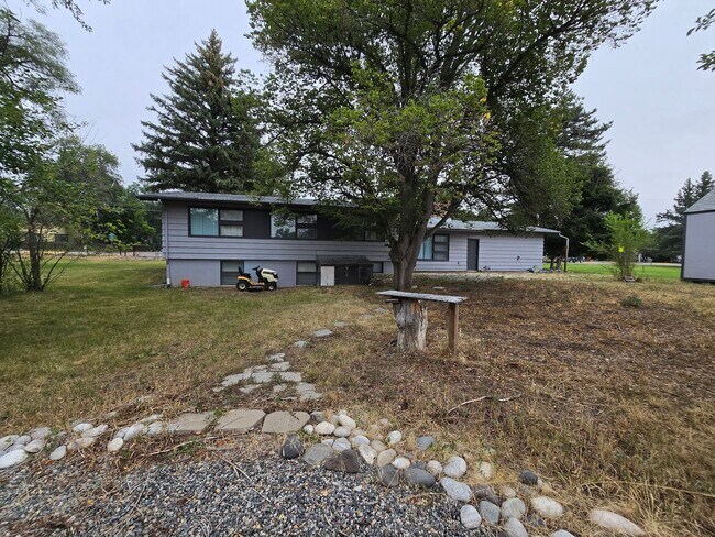 Building Photo - 3232 Poly Dr