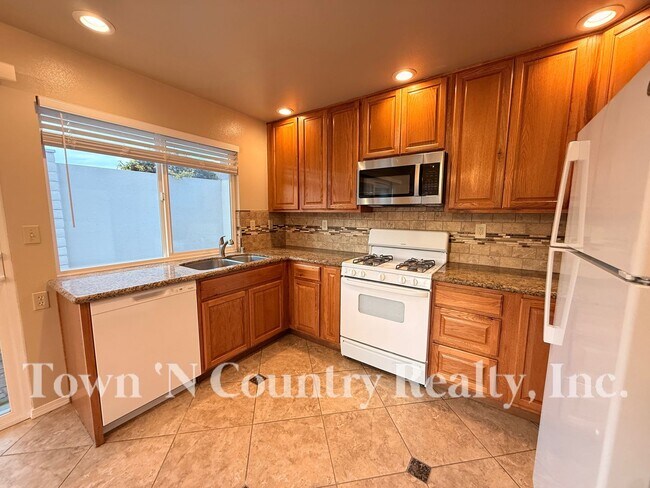 Building Photo - 1720 Cherokee Dr