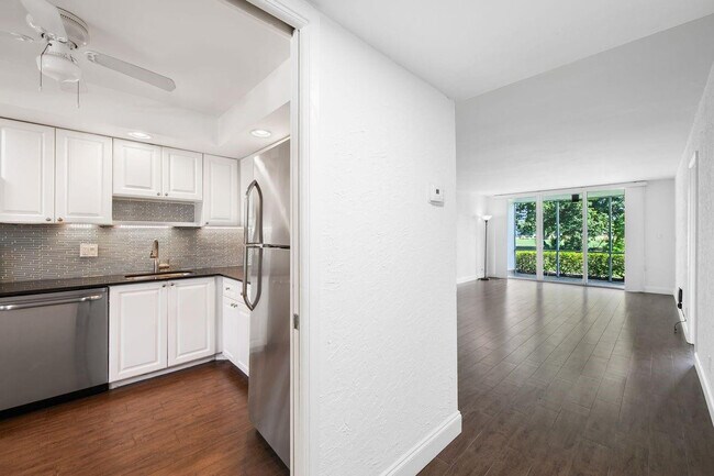 Building Photo - 2851 S Palm Aire Dr