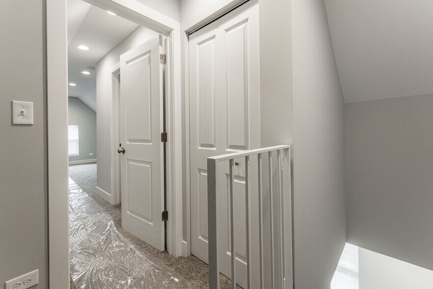 Building Photo - 926 W 32nd Pl